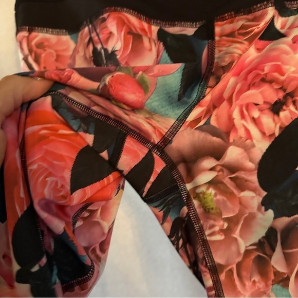 Lululemon  Inspire Crop II Secret Garden size 8 - Picture 3 of 8